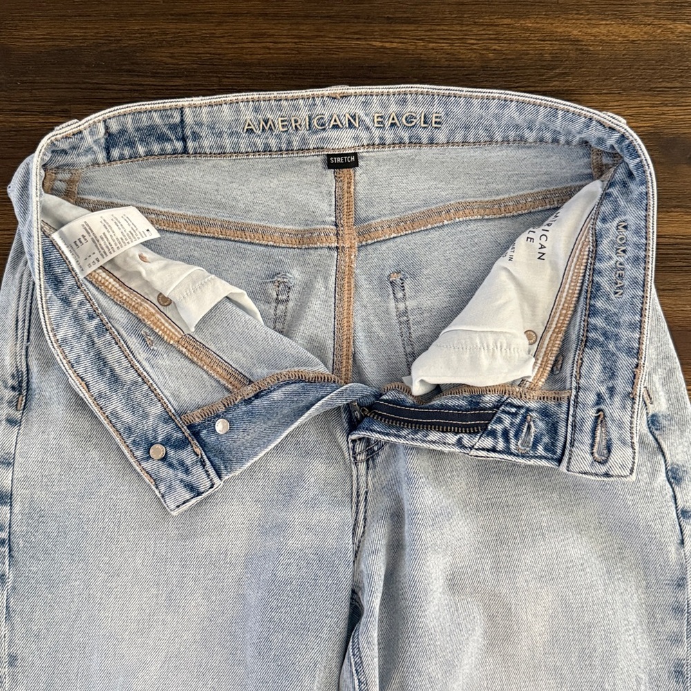 American Eagle Stretch High-Rise Straight Ripped Knee Mom Jeans Size 6 Long - Picture 4 of 10